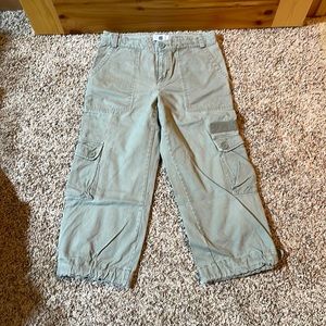 Gap Cargo Capris. Size 6